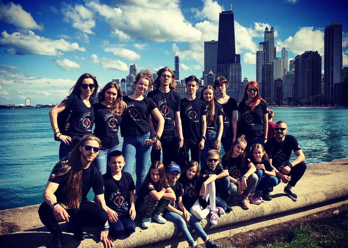 Uczniowie z Sierakowic nad jeziorem Michigan, w tle Chicago. fot. nadesłane